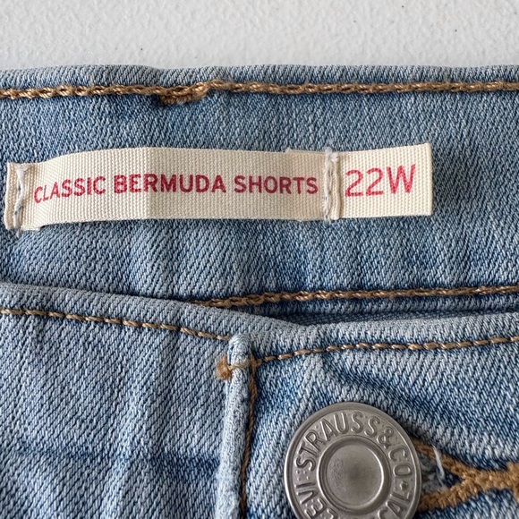Levi Women Classic Bermuda Denim Shorts Size 22W NWT Beach Vacation Football - Picture 2 of 12